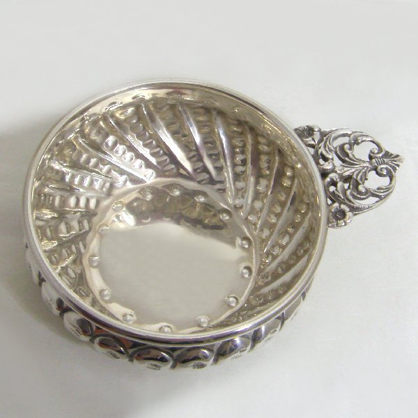 (a1003)Vessel for wine tasting in silver.